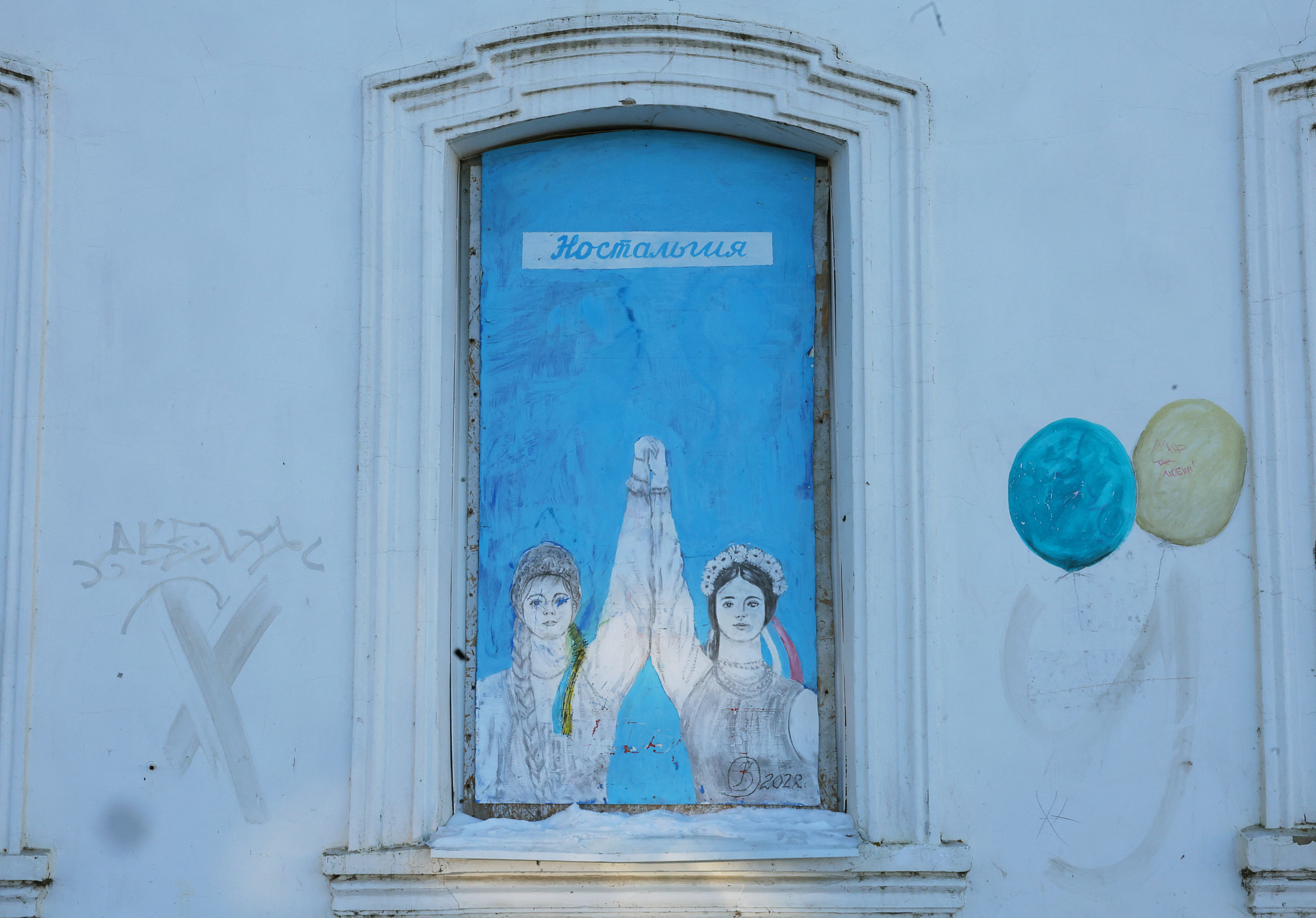 Ενας Ρώσος συνταξιούχος τα βάζει με τον Πούτιν… ζωγραφίζοντας-1