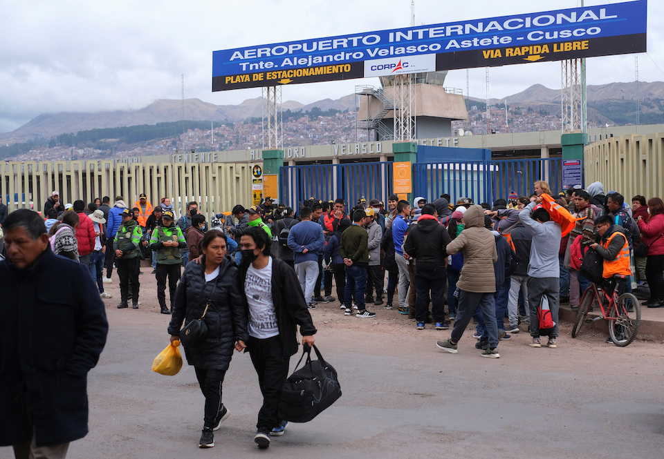 περού-χιλιάδες-τουρίστες-αποκλεισμέ-562189408