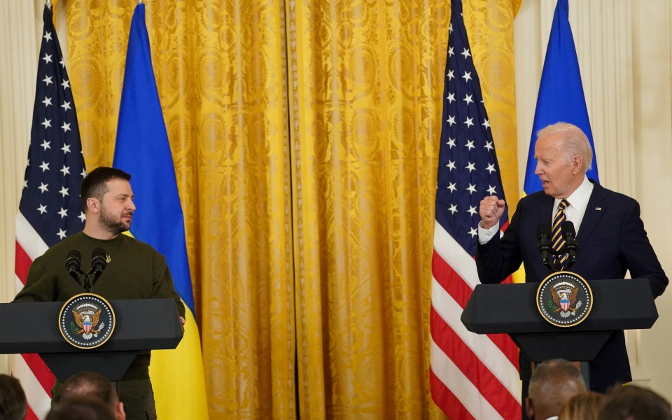 Μπάιντεν σε Ζελένσκι: Θα σταθούμε στο πλευρό σας για όσο χρειαστεί-1