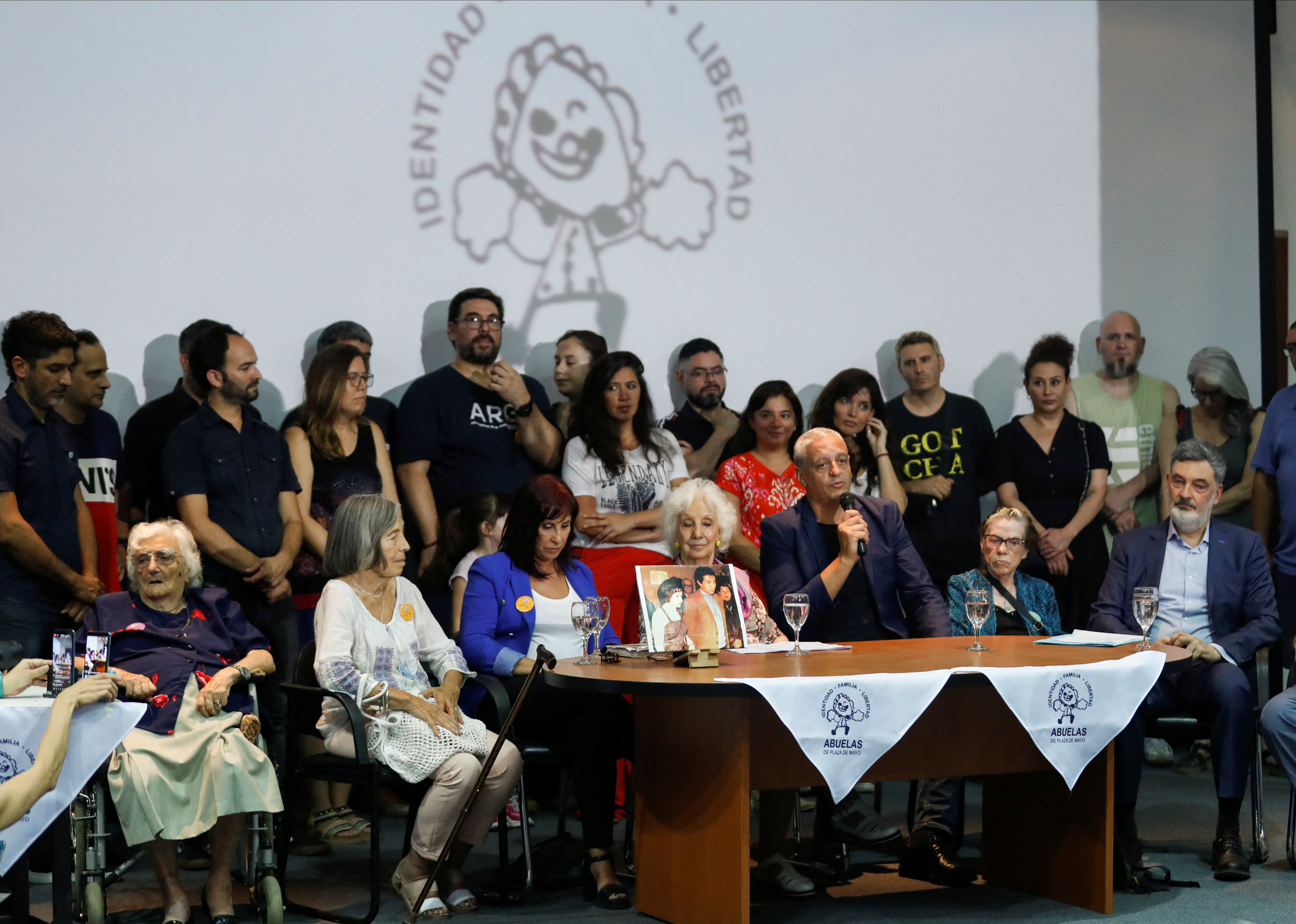 Αργεντινή: Οι «Γιαγιάδες της πλατείας Μαΐου» βρήκαν το «εγγόνι 131»-1