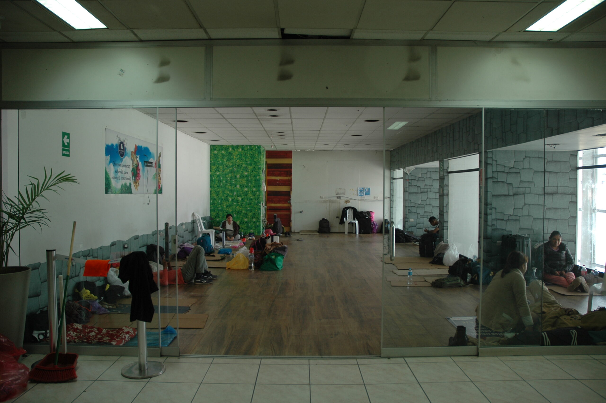 περού-κοιμόμασταν-σε-χαρτόκουτα-στο-562194772