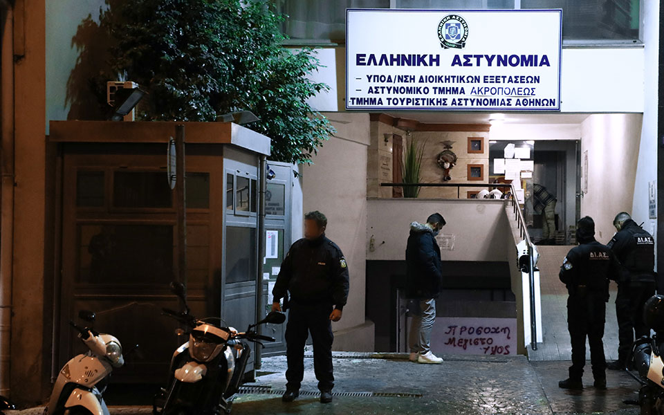 επίθεση-με-μολότοφ-στο-α-τ-ακροπόλεως-562181392