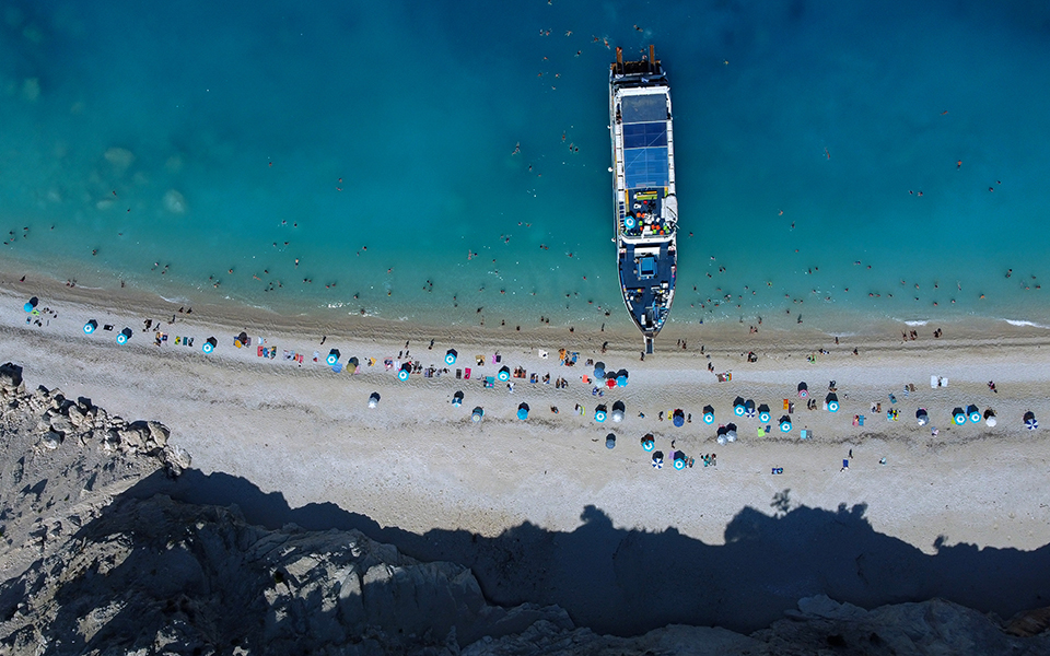 ικανοποιημένοι-οι-τουρίστες-από-την-ε-562204672