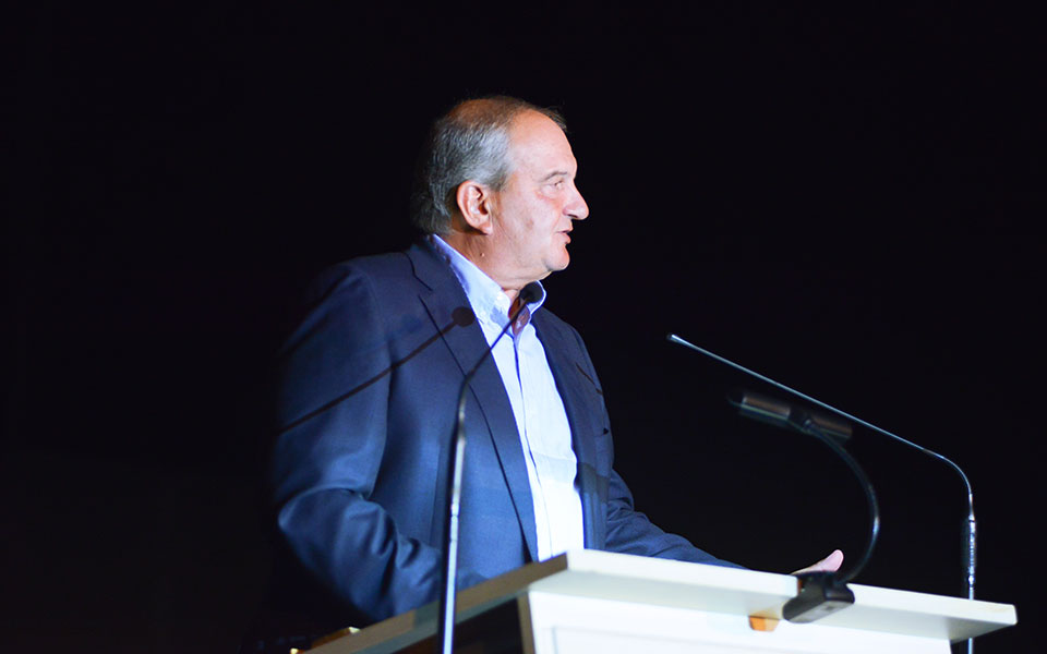 θεωρείο-to-χειροκρότημα-καραμανλή-562180750