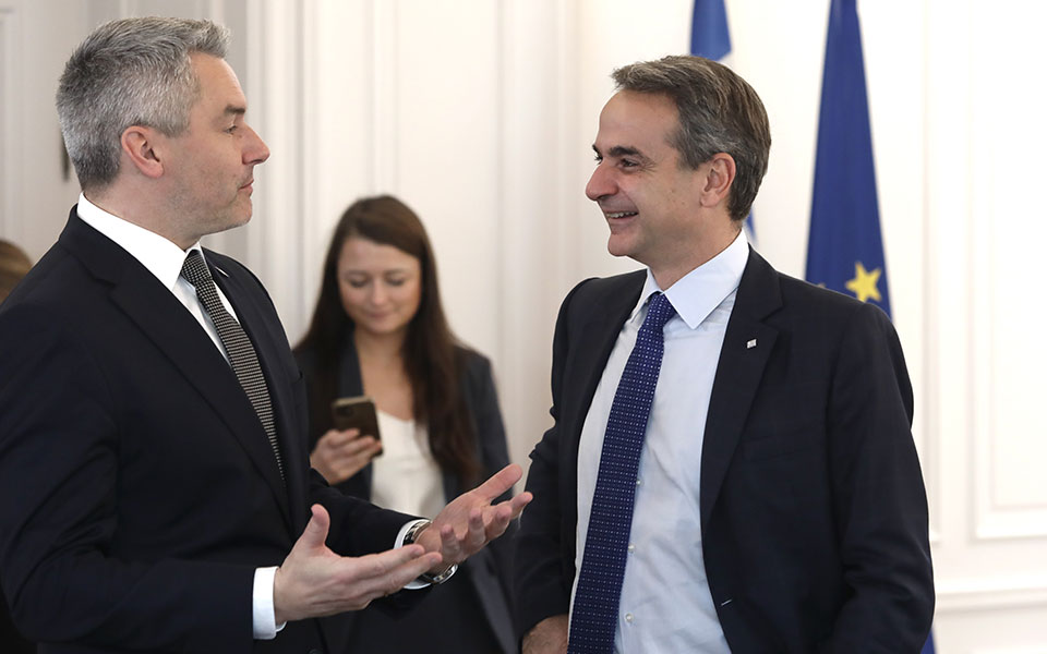 μητσοτάκης-μπαράζ-επαφών-στο-περιθώρ-562169137