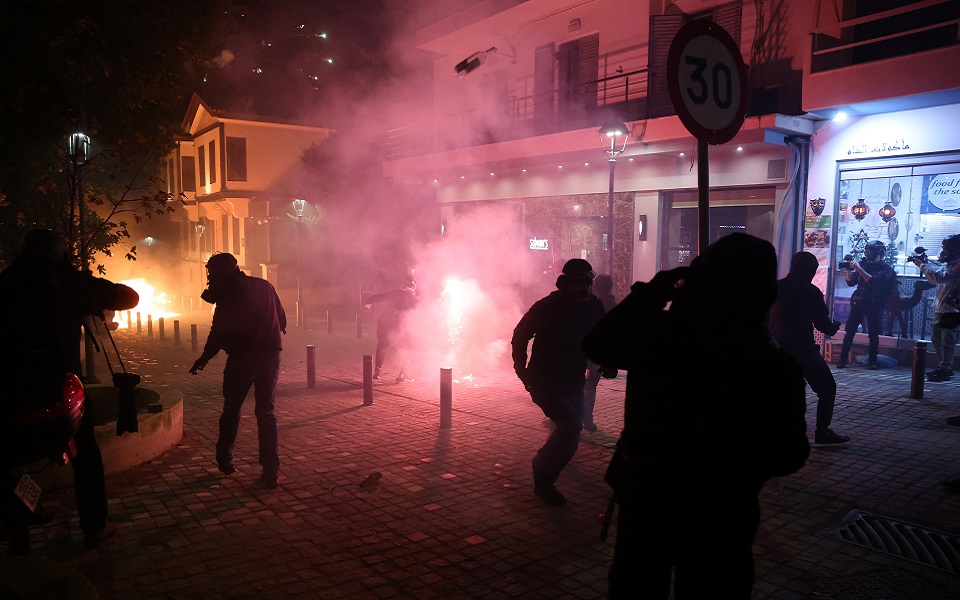 Θεσσαλονίκη: Τέσσερις τραυματίες αστυνομικοί στα επεισόδια μετά την πορεία για Γρηγορόπουλο-1
