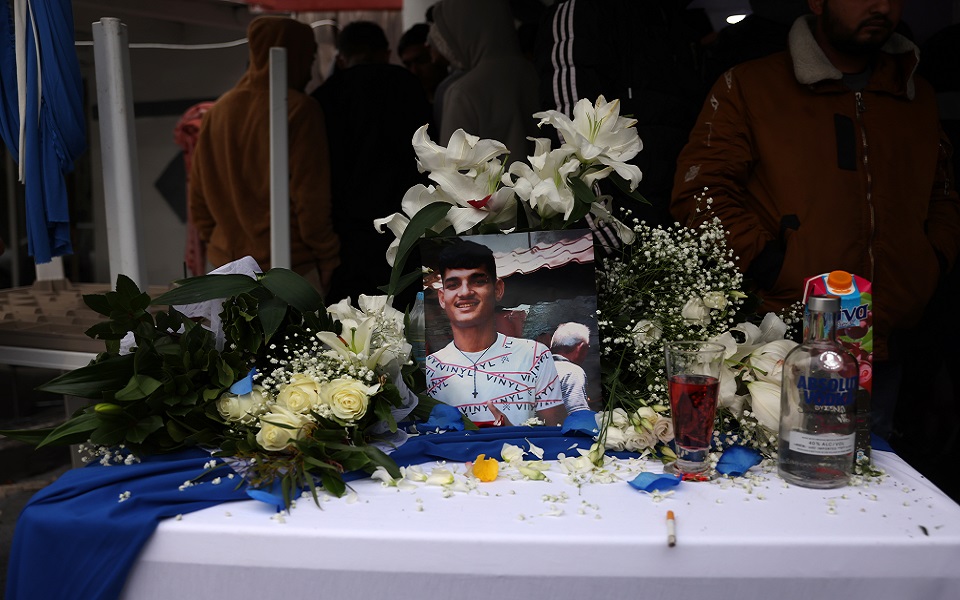 Θεσσαλονίκη: Συγκίνηση στην κηδεία του 16χρονου Ρομά που πυροβολήθηκε από αστυνομικό-3