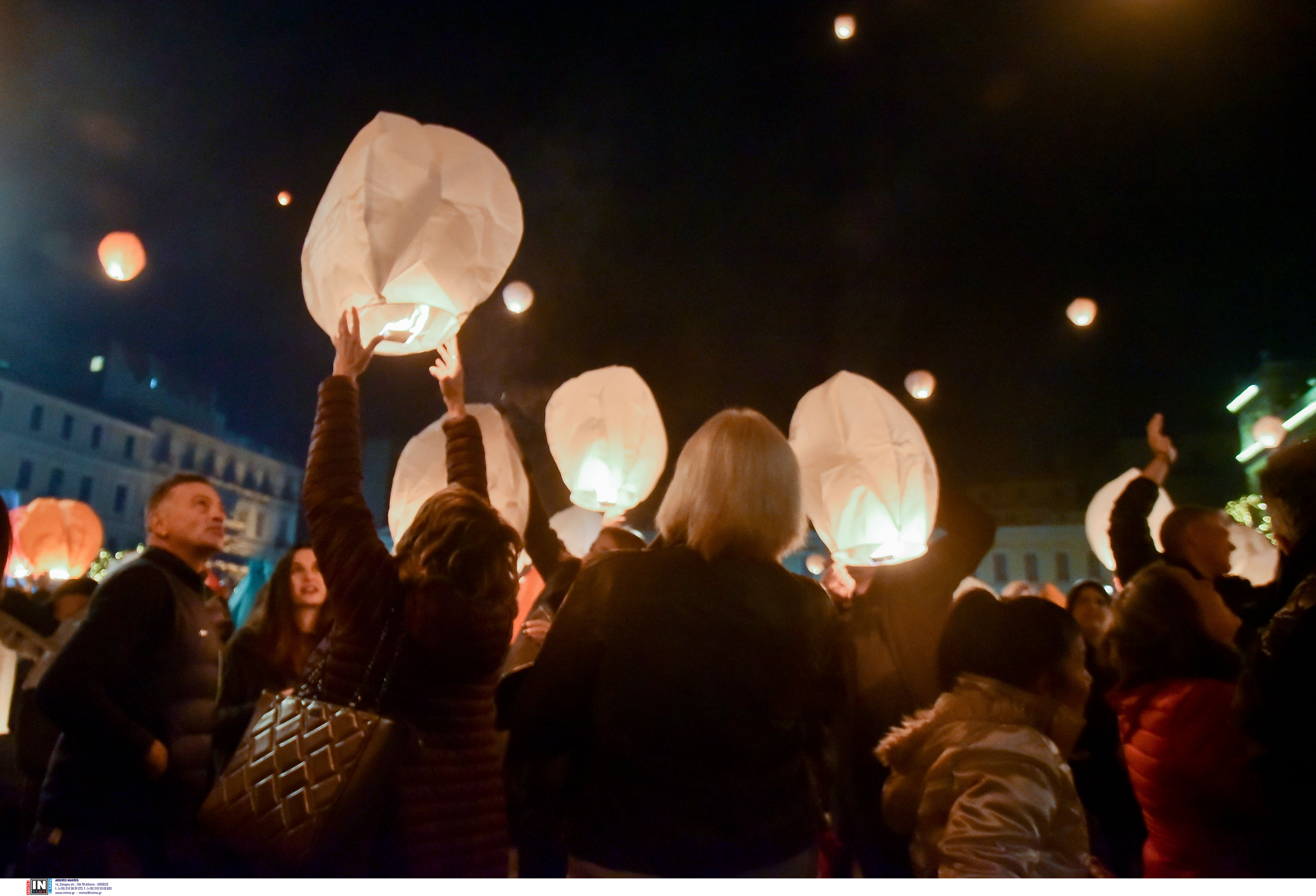 «Νύχτα των Ευχών»: Μαγικό σκηνικό στην πλατεία Κοτζιά με εκατοντάδες φαναράκια στον αττικό ουρανό-2