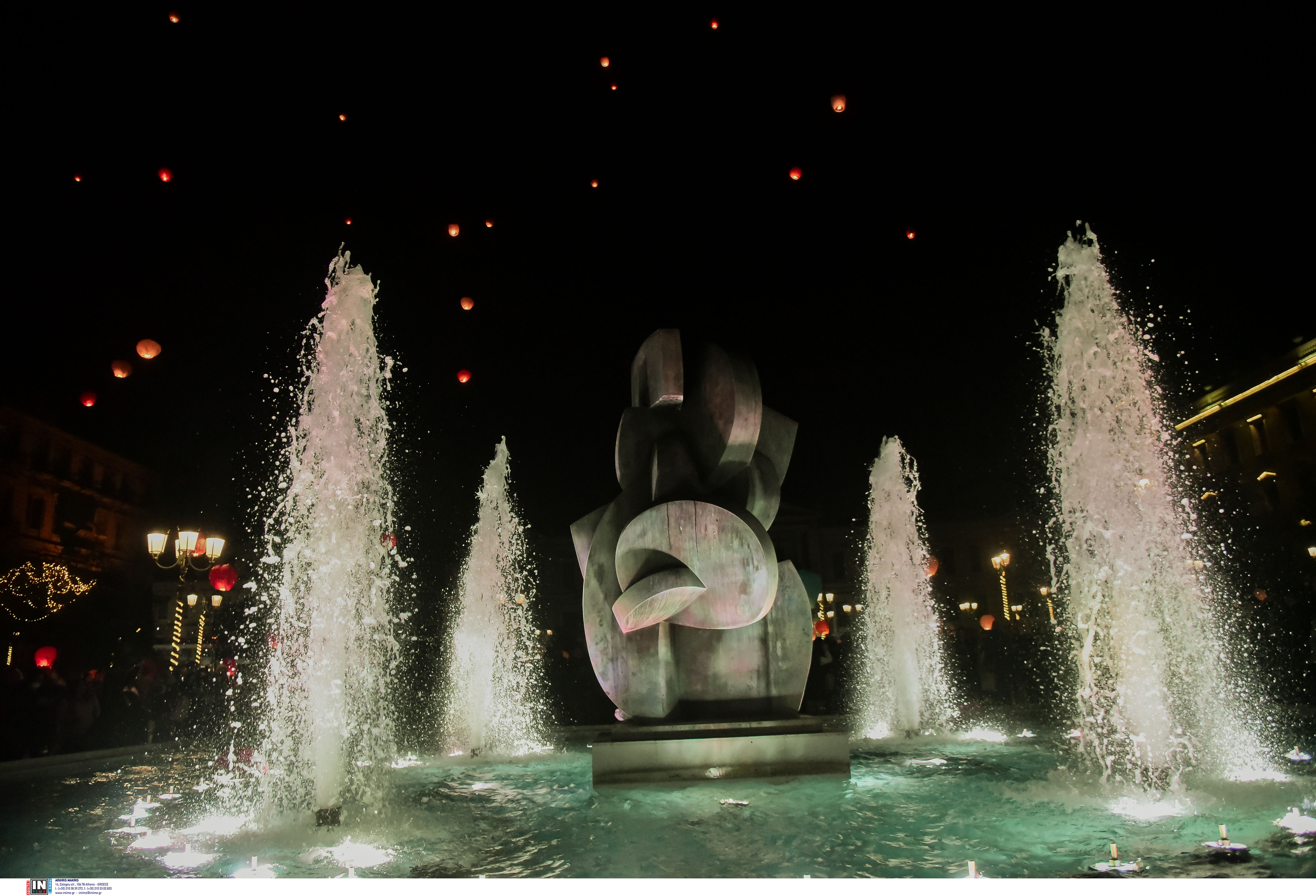 «Νύχτα των Ευχών»: Μαγικό σκηνικό στην πλατεία Κοτζιά με εκατοντάδες φαναράκια στον αττικό ουρανό-3