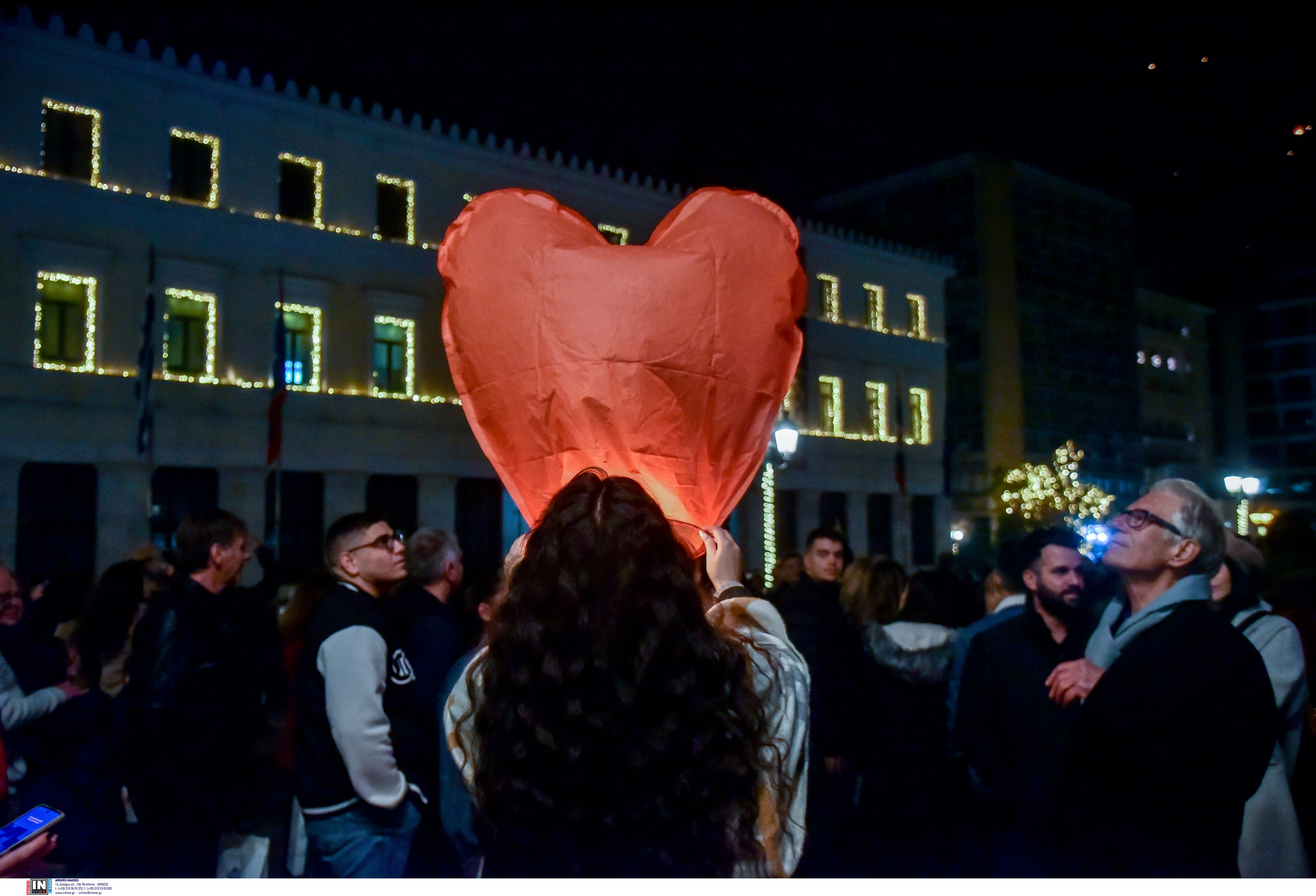 «Νύχτα των Ευχών»: Μαγικό σκηνικό στην πλατεία Κοτζιά με εκατοντάδες φαναράκια στον αττικό ουρανό-4