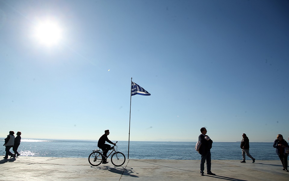 καιρός-λίγες-νεφώσεις-και-μικρή-πτώση-562204690