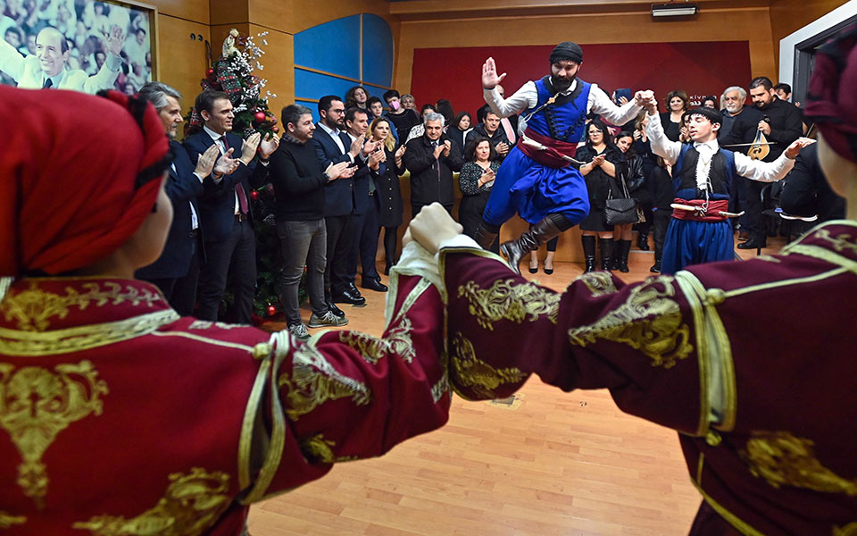 ευχές-και-πρωτοχρονιάτικα-κάλαντα-στ-562209970