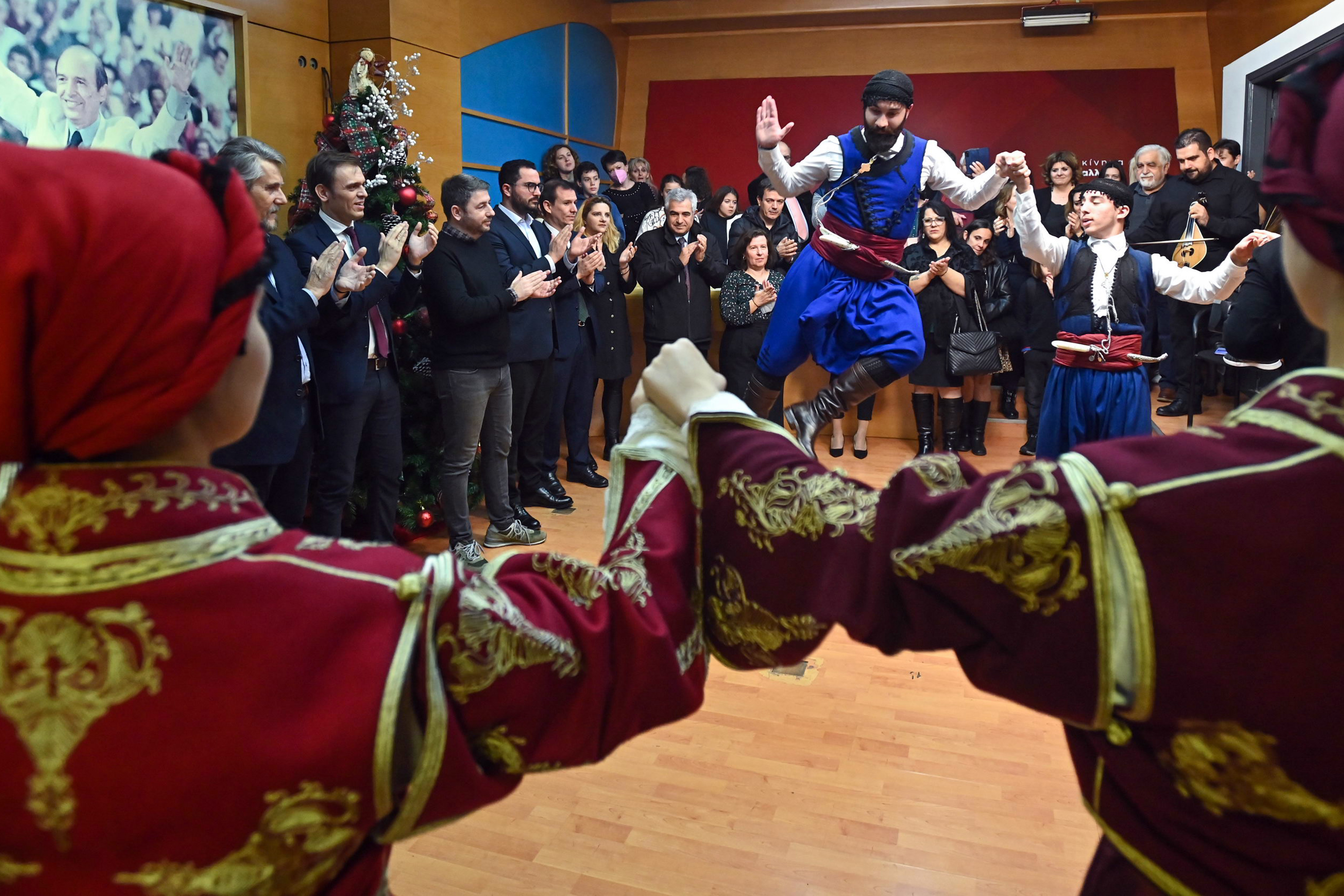 Ευχές και πρωτοχρονιάτικα κάλαντα στους πολιτικούς αρχηγούς-3