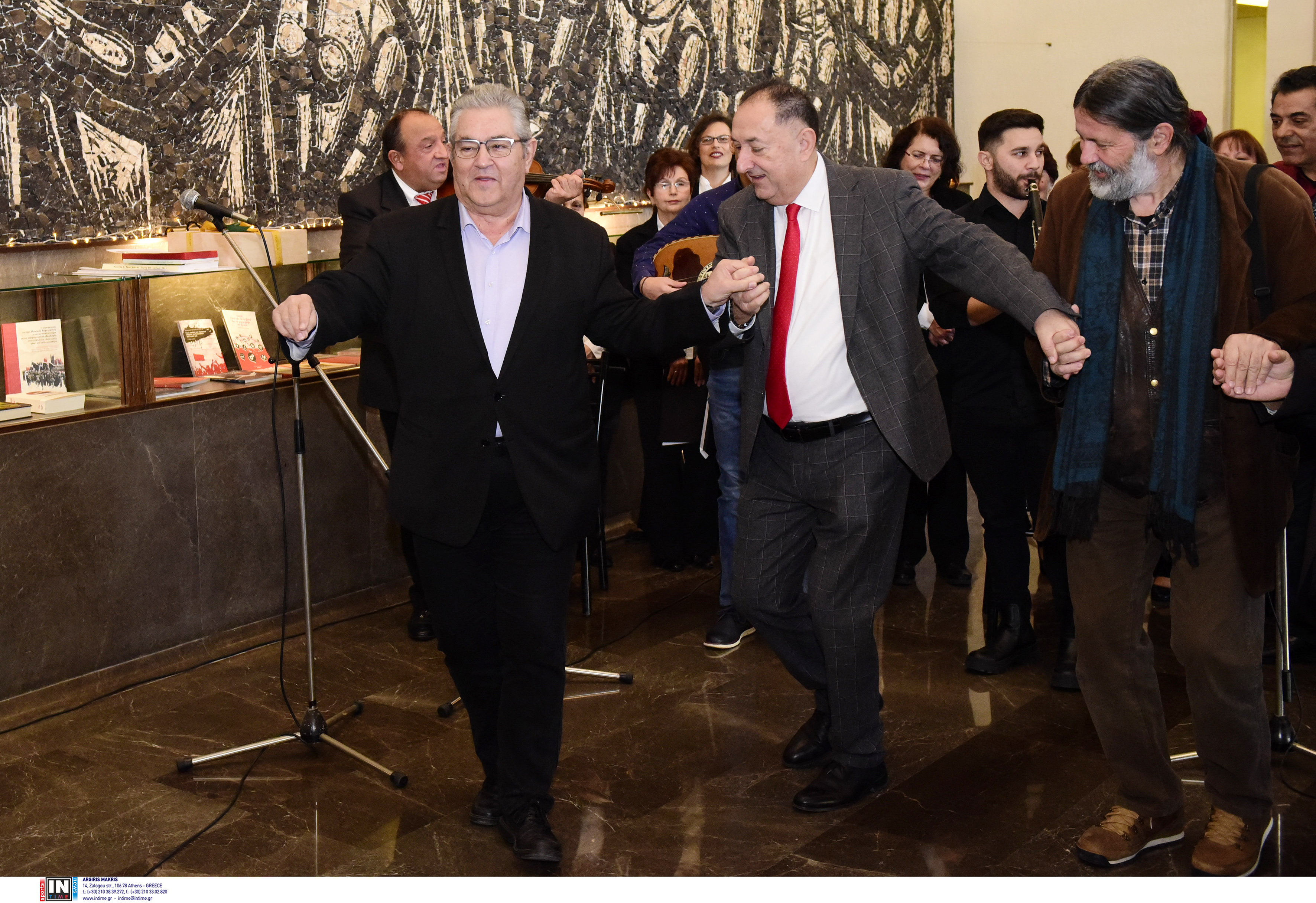 Ευχές και πρωτοχρονιάτικα κάλαντα στους πολιτικούς αρχηγούς-5