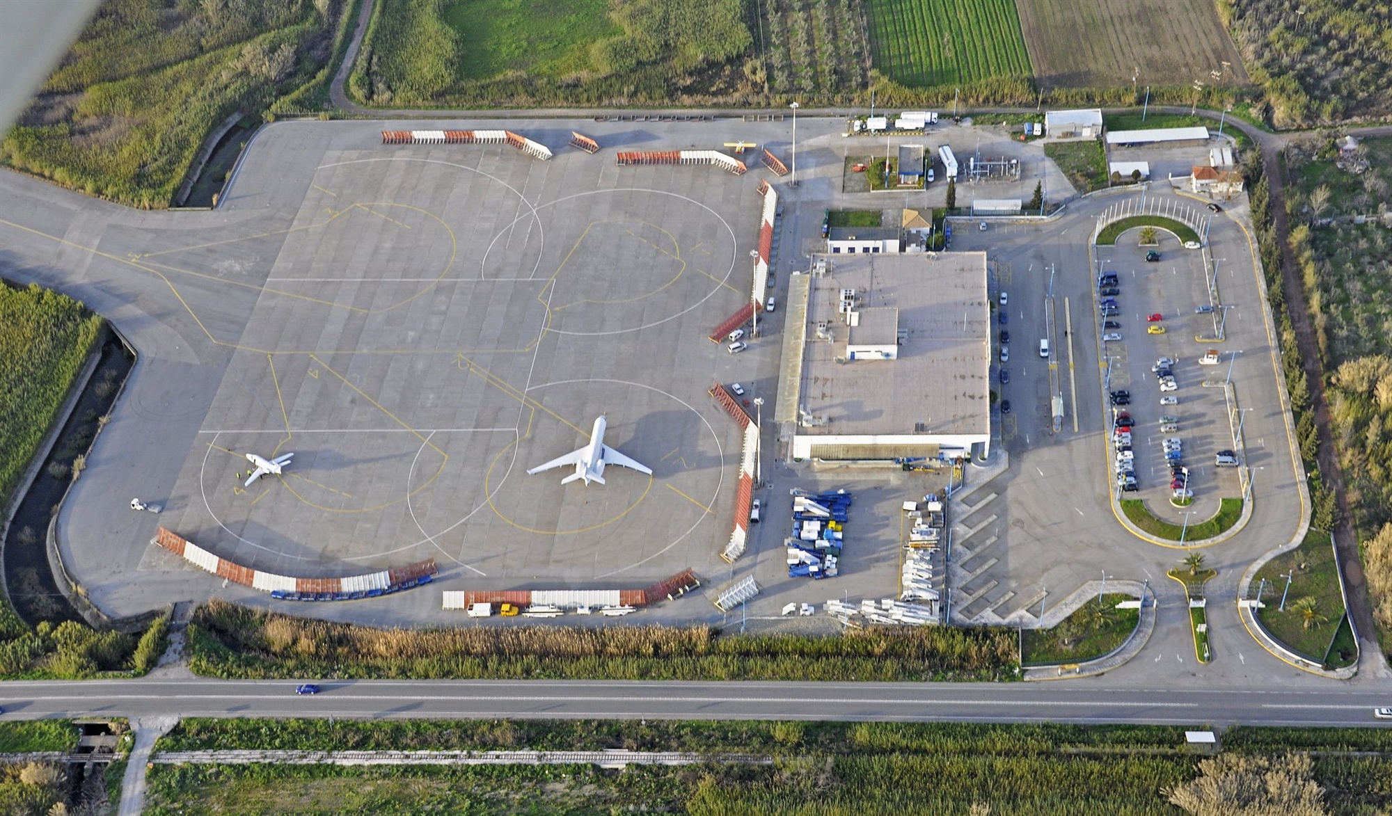 τέσσερις-μνηστήρες-για-το-αεροδρόμ-562188316