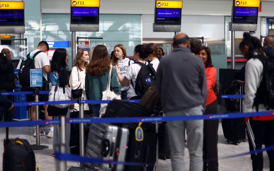 ελεύθερα-τα-υγρά-στις-βρετανικές-πτήσ-562188901