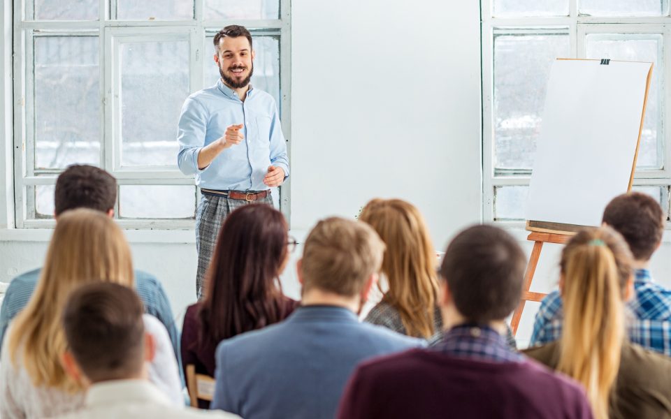 ξεκινούν-τρία-νέα-προγράμματα-για-30-000-αν-562172131
