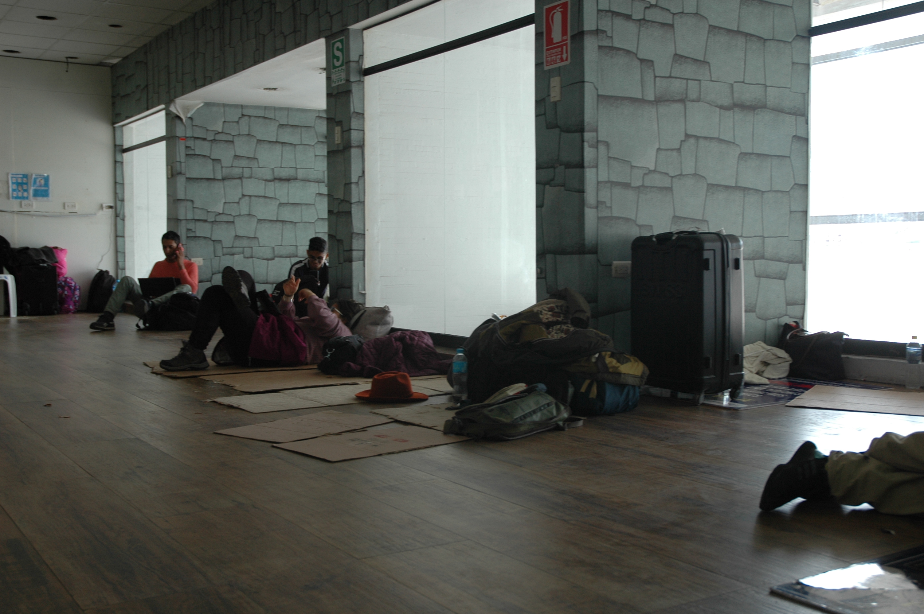 Περού: «Κοιμόμασταν σε χαρτόκουτα στο πάτωμα του αεροδρομίου» – Μαρτυρία Ελληνίδας στην «Κ»-2