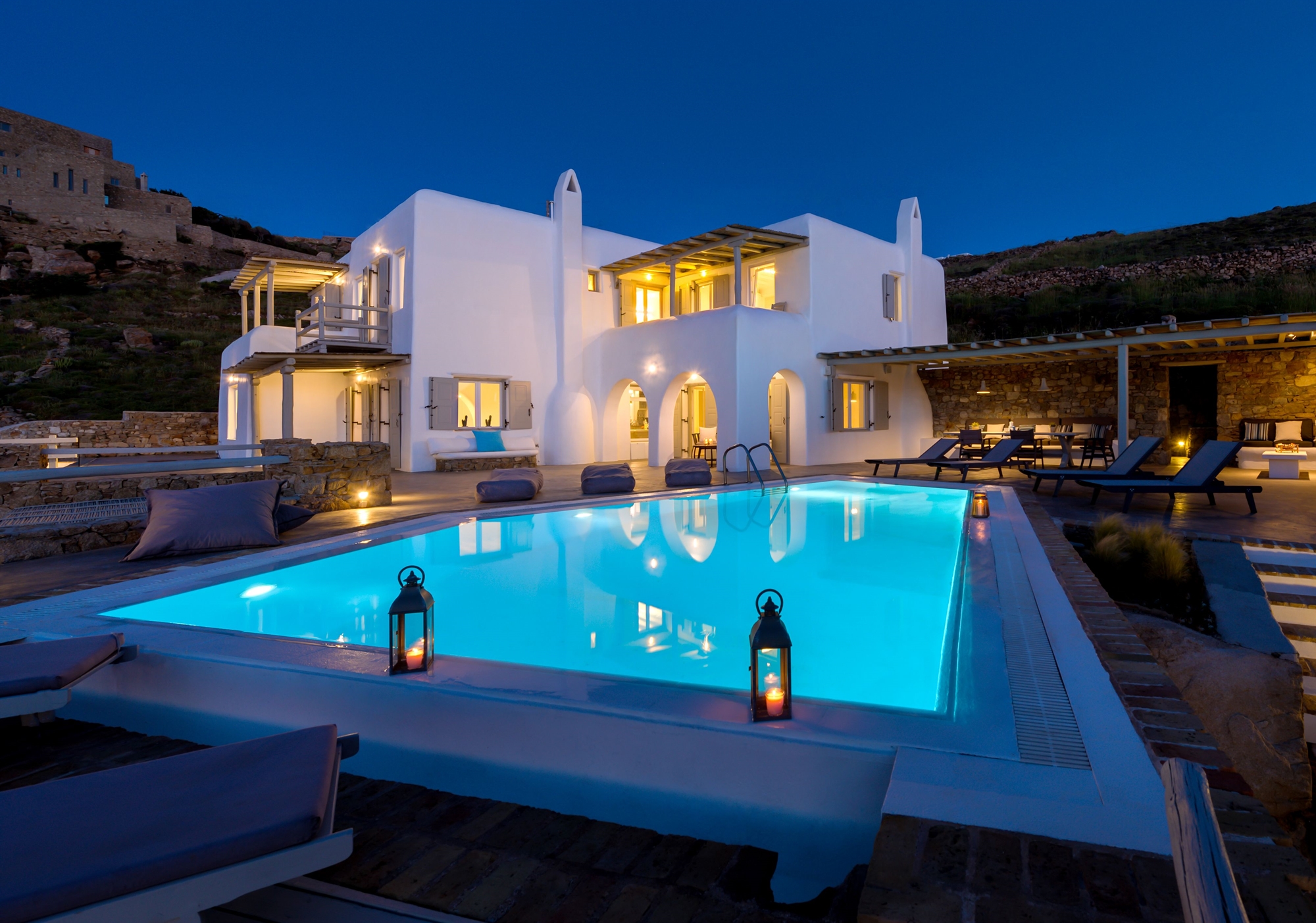 εκτόξευση-ζήτησης-για-πολυτελή-ακίνη-562177714