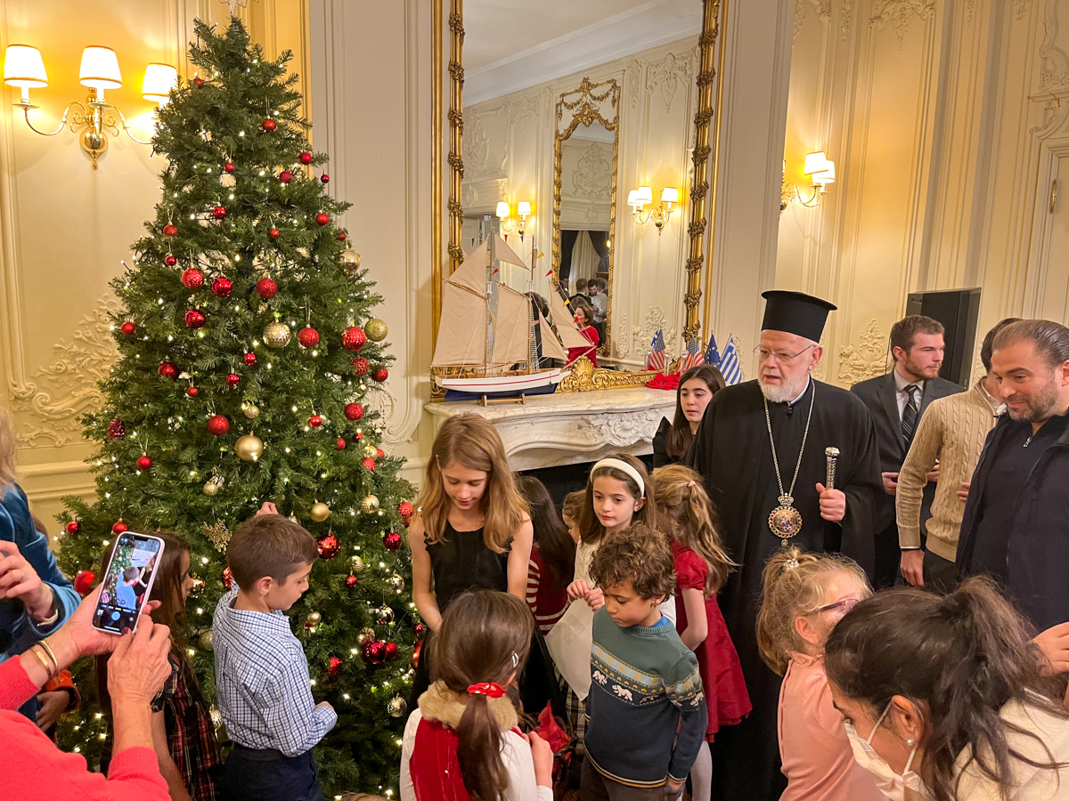 Oι απανταχού Ελληνες ετοιμάζονται να υποδεχθούν το πνεύμα των Χριστουγέννων-2