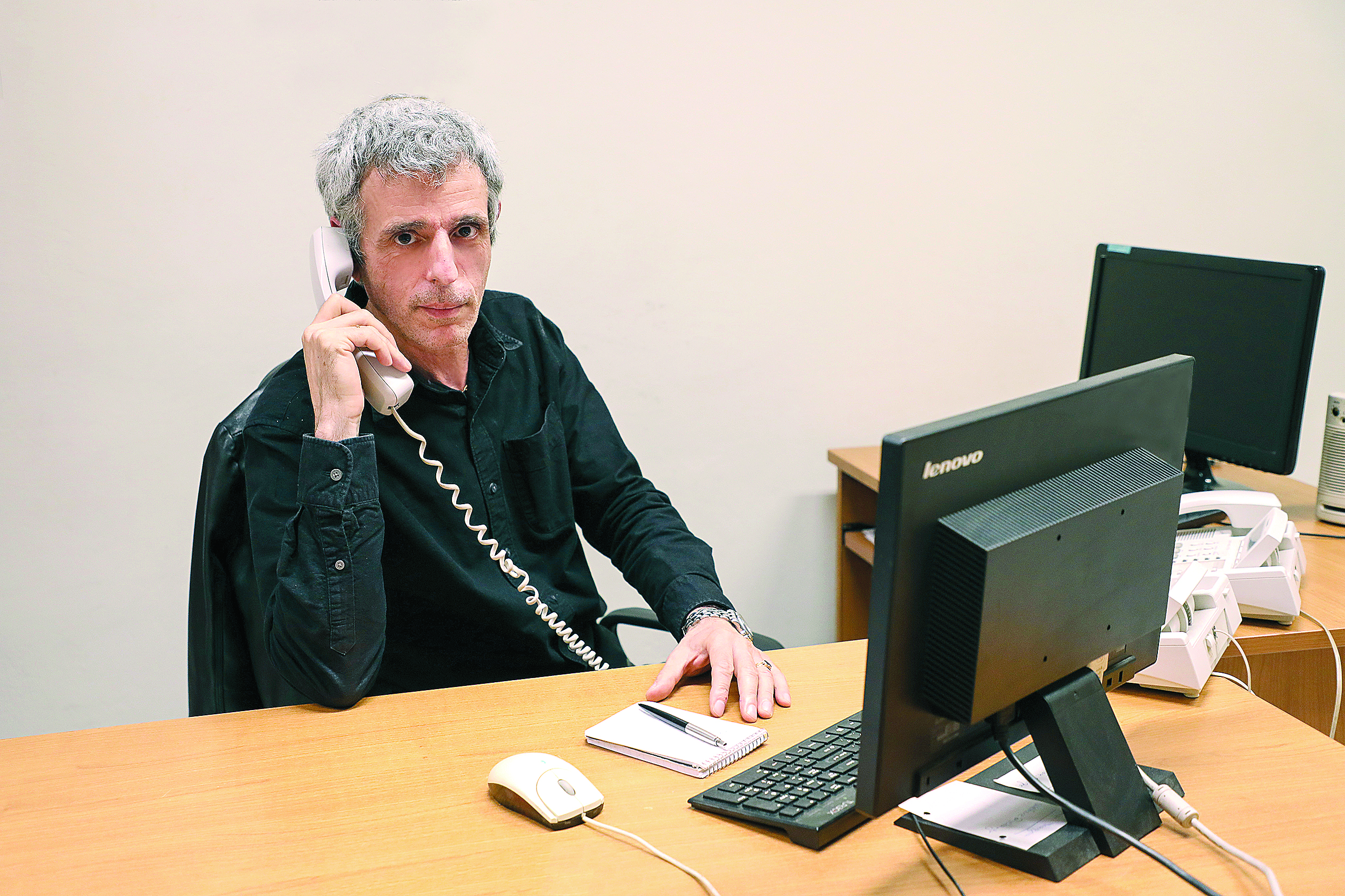 Οι άνθρωποι πίσω από τις τηλεφωνικές γραμμές βοήθειας-3