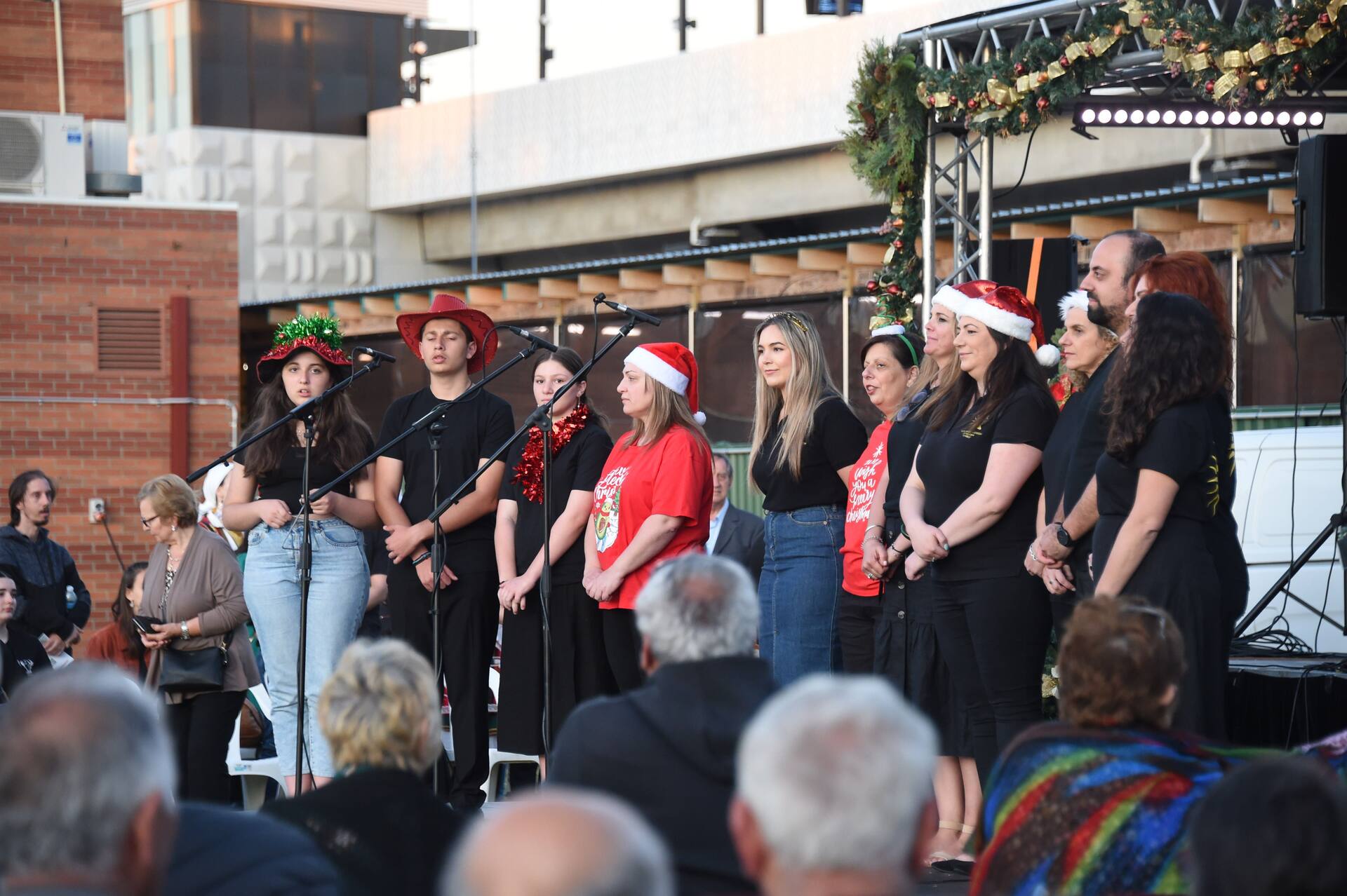 Oι απανταχού Ελληνες ετοιμάζονται να υποδεχθούν το πνεύμα των Χριστουγέννων-3