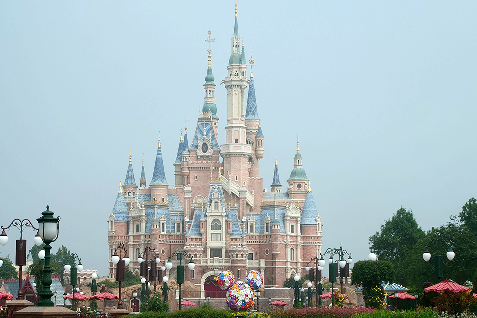 σανγκάη-ανοίγει-πάλι-η-disneyland-μετά-τη-χαλάρ-562174453