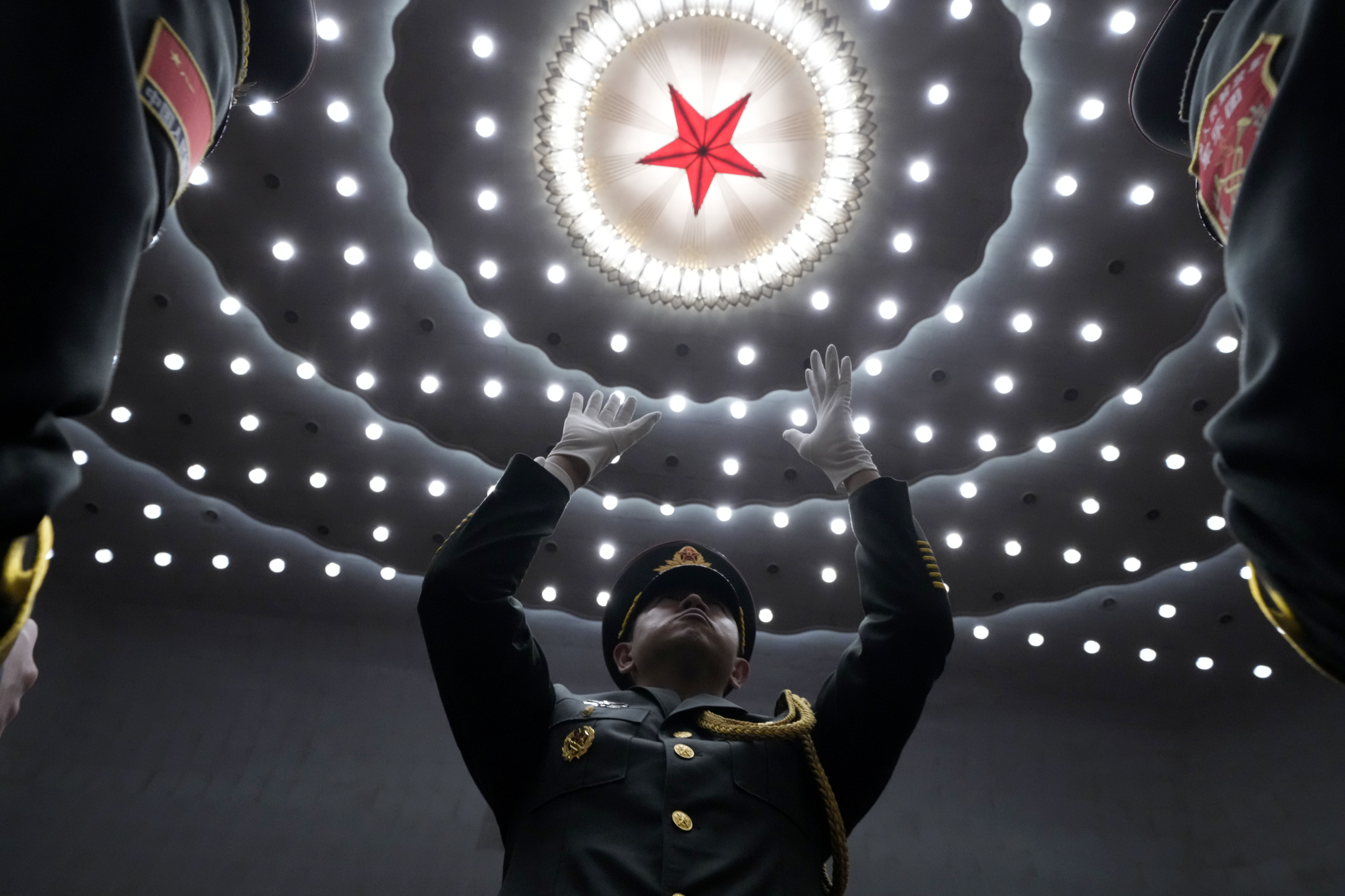 Η Κίνα ήρε τους «zero Covid» περιορισμούς και… καταρρέει-7