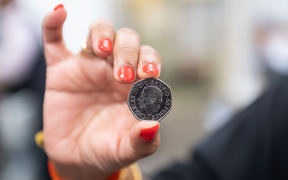 βρετανία-κυκλοφόρησαν-τα-νέα-νομίσμα-562176571