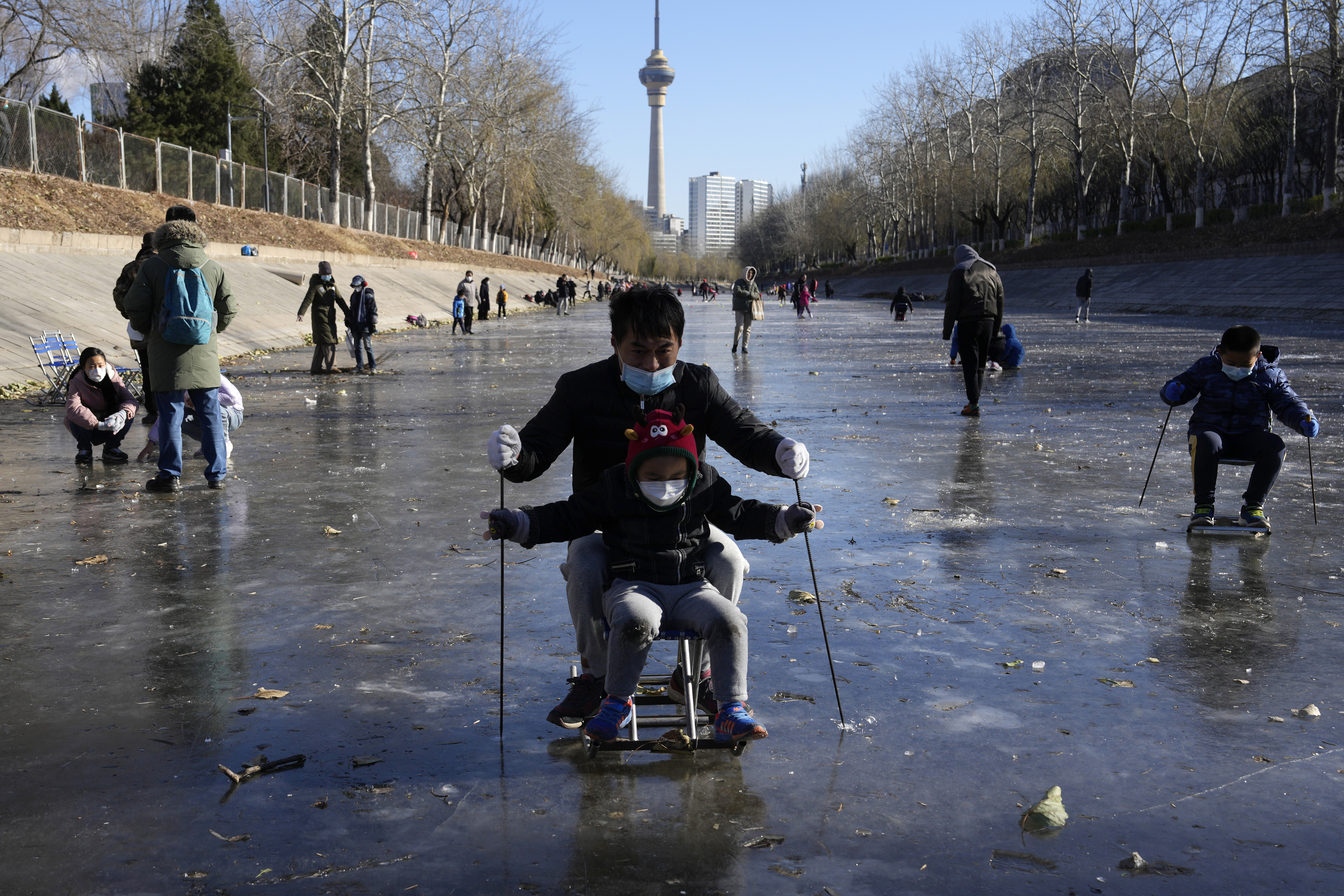 Η Κίνα ήρε τους «zero Covid» περιορισμούς και… καταρρέει-8