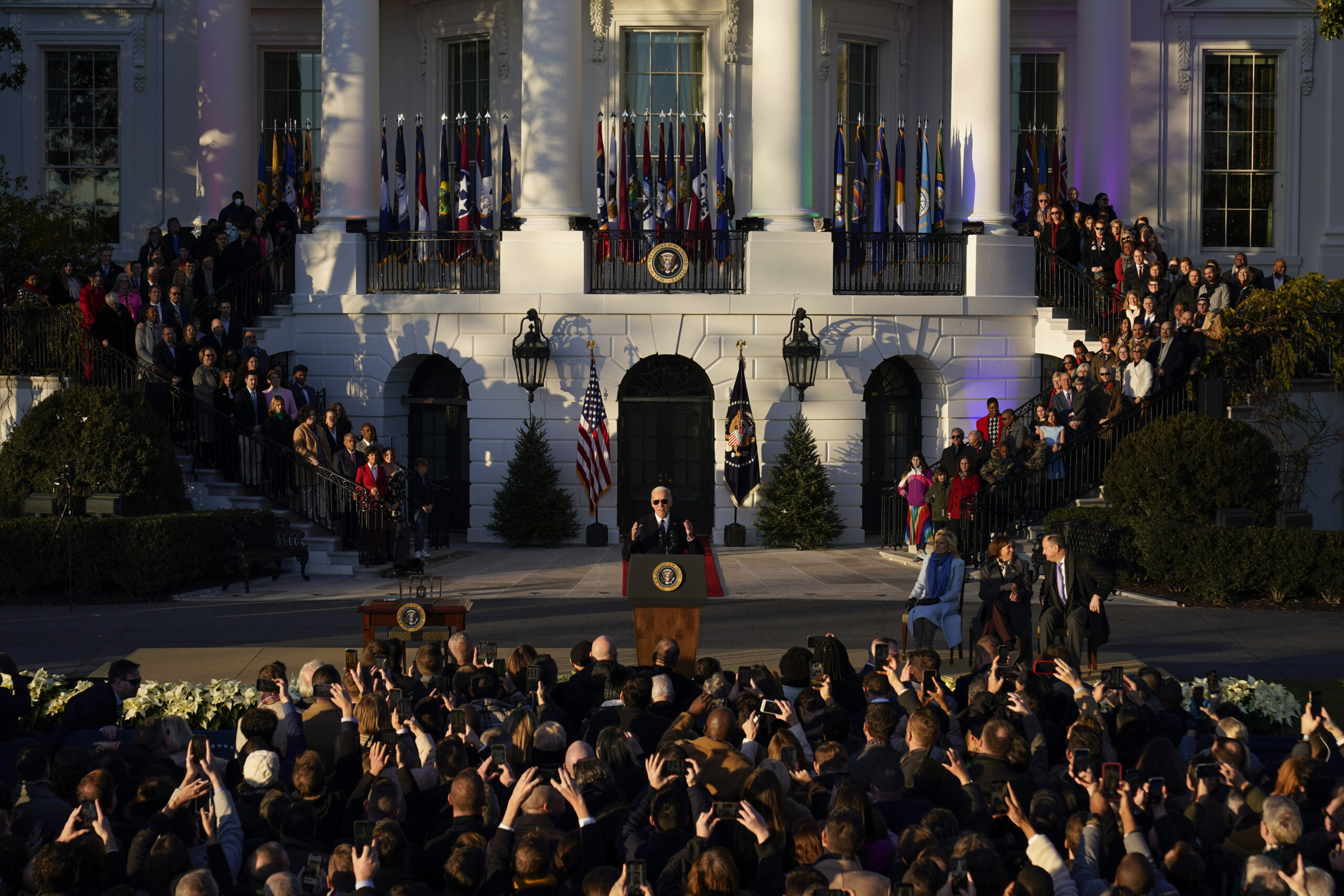 ο-μπάιντεν-υπέγραψε-τον-νόμο-για-τον-γά-562184956