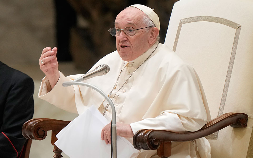 ο-πάπας-καταγγέλλει-την-κακοποίηση-στ-562198474