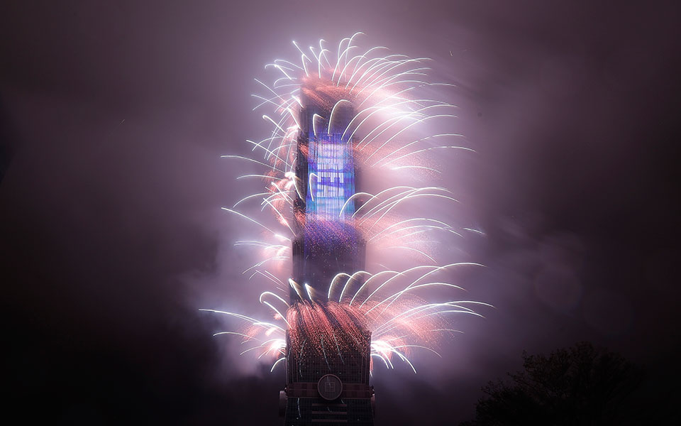 Πρωτοχρονιά 2023: Ο πλανήτης υποδέχθηκε το νέο έτος με πυροτεχνήματα και ελπίδες (εικόνες)-11