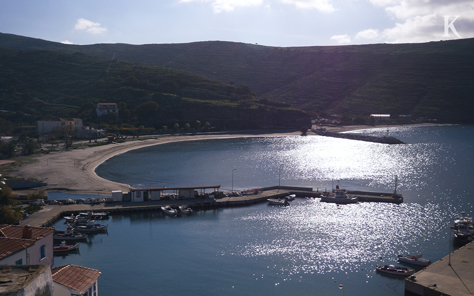 ένα-βότσαλο-ριγμένο-στο-πέλαγος-είμα-562192561