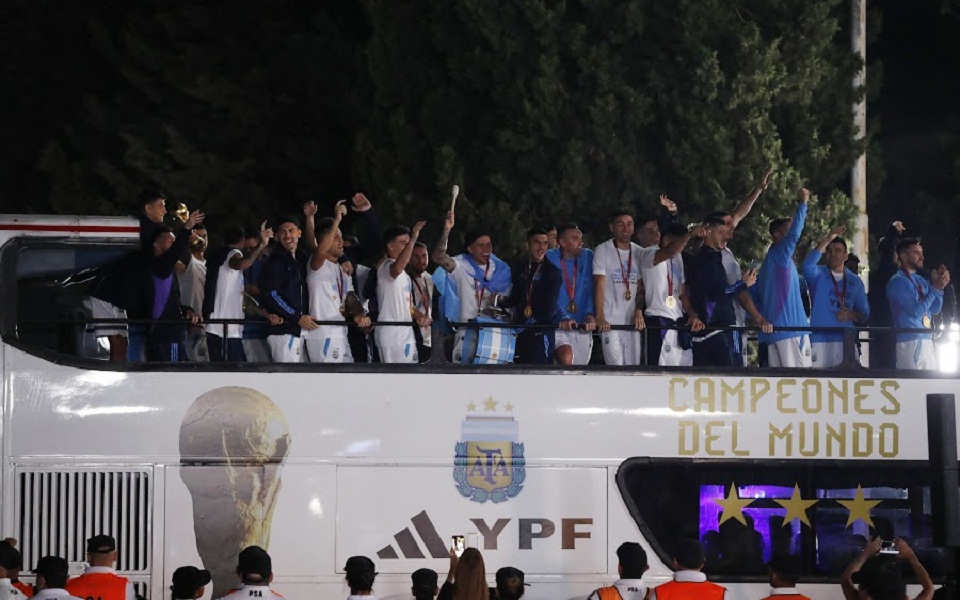 Μουντιάλ 2022: Στα χέρια του Μέσι, το Παγκόσμιο Κύπελλο έφτασε στο Μπουένος Άιρες-3