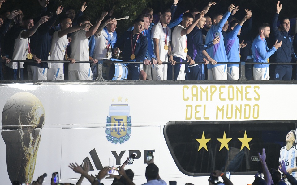 Μουντιάλ 2022: Στα χέρια του Μέσι, το Παγκόσμιο Κύπελλο έφτασε στο Μπουένος Άιρες-5