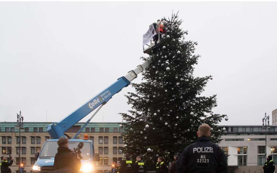 γερμανία-ακτιβιστές-πριόνισαν-την-κο-562196548