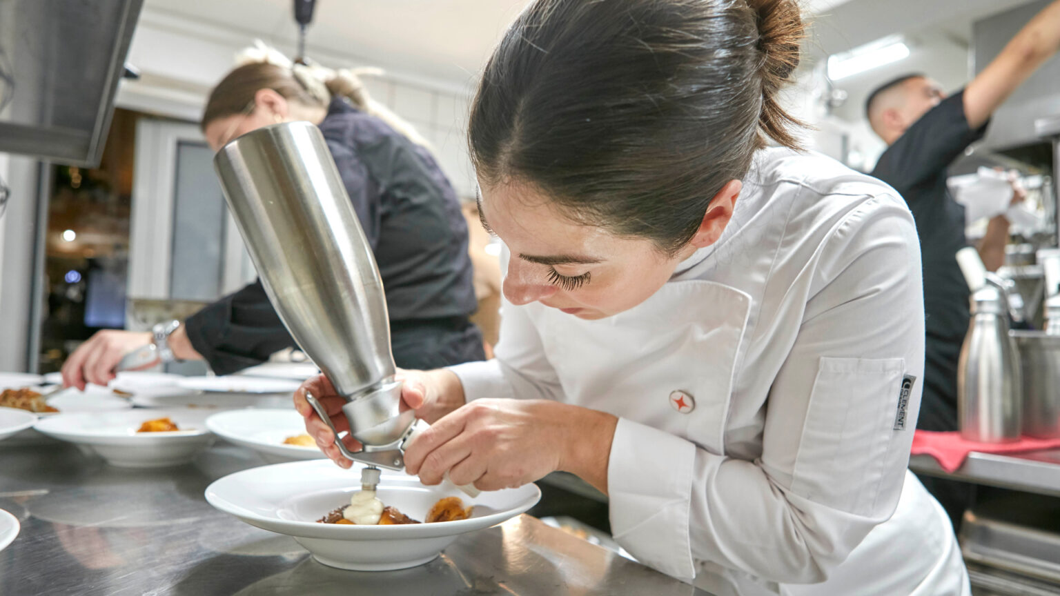 στο-ιταλικό-da-bruno-η-κουζίνα-είναι-πλέον-γυ-562193332