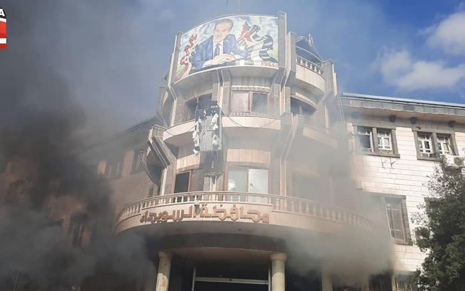 συρία-διαδηλωτές-επιτέθηκαν-στο-γραφ-562170160