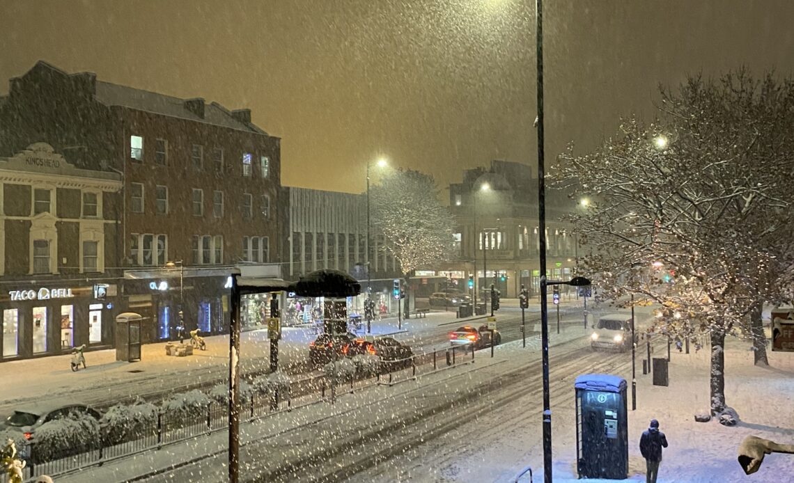 κατεβείτε-και-σπρώξτε-λεωφορείο-στ-562183531