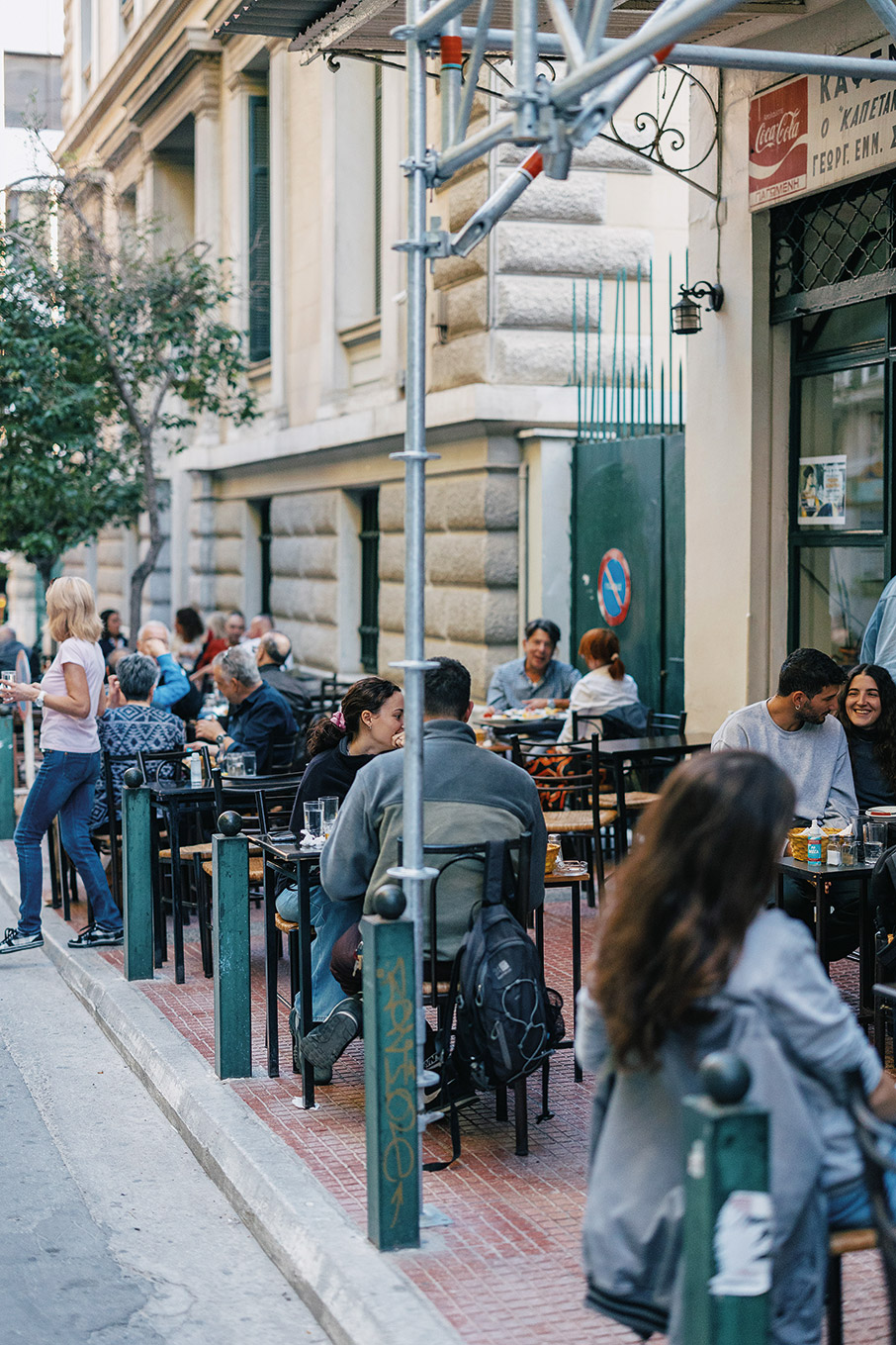 Τι κάνουν όλοι στη Φειδίου;-1