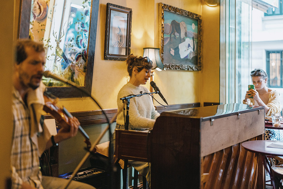 Τι κάνουν όλοι στη Φειδίου;-4