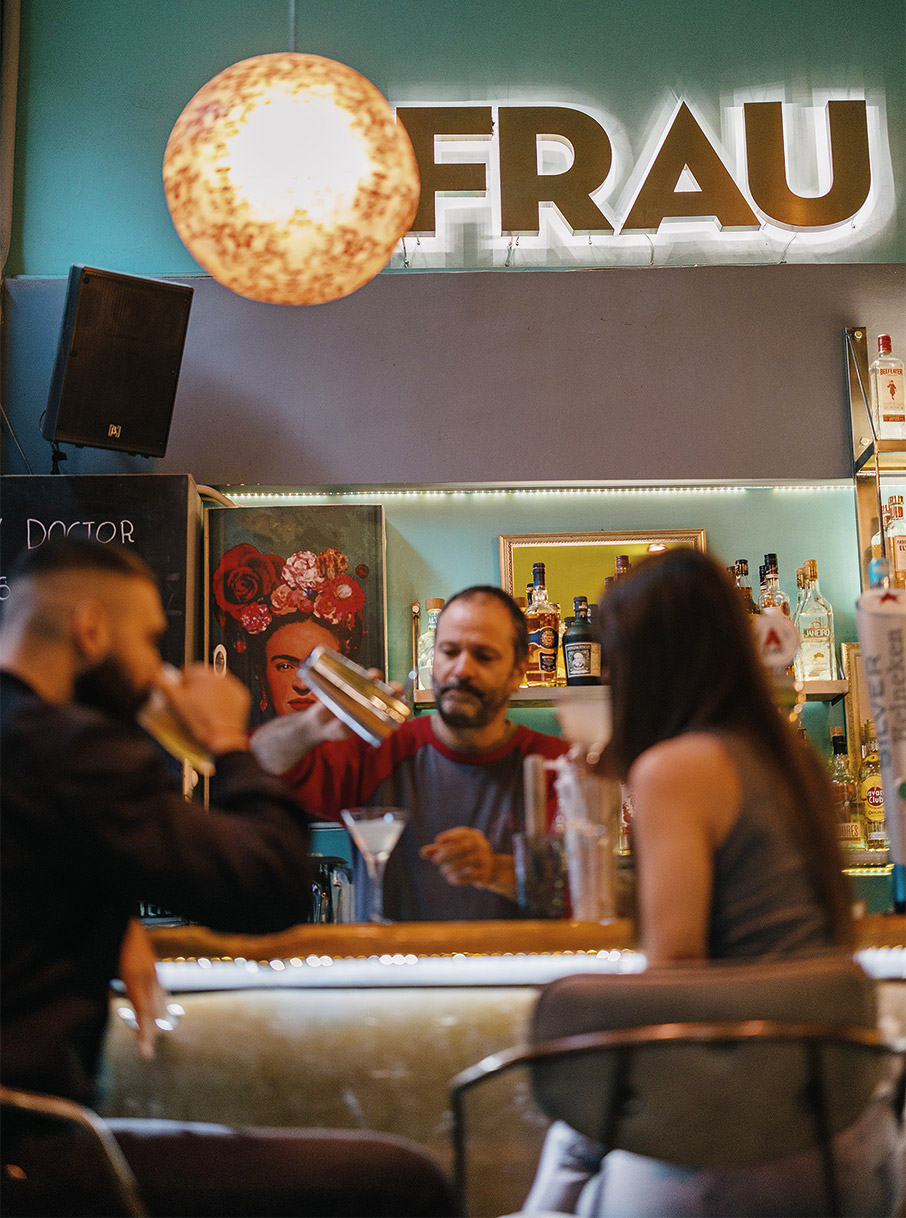 Τι κάνουν όλοι στη Φειδίου;-5