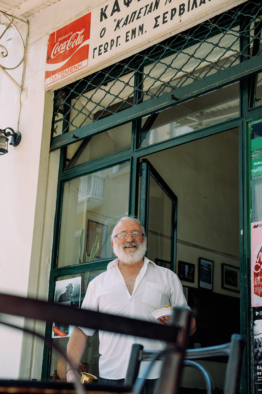 Τι κάνουν όλοι στη Φειδίου;-2