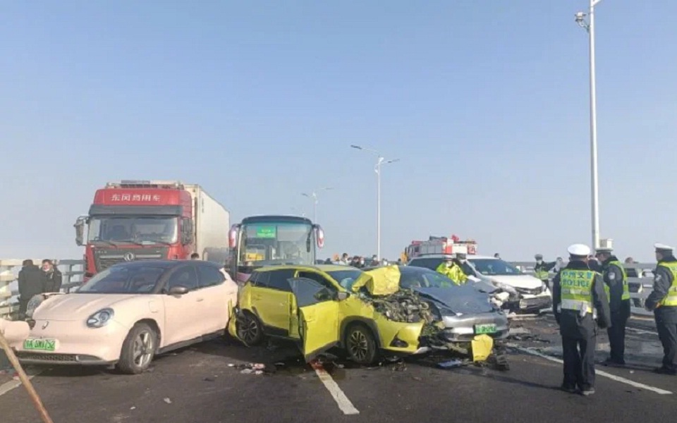 κίνα-καραμπόλα-εκατοντάδων-οχημάτων-562204708