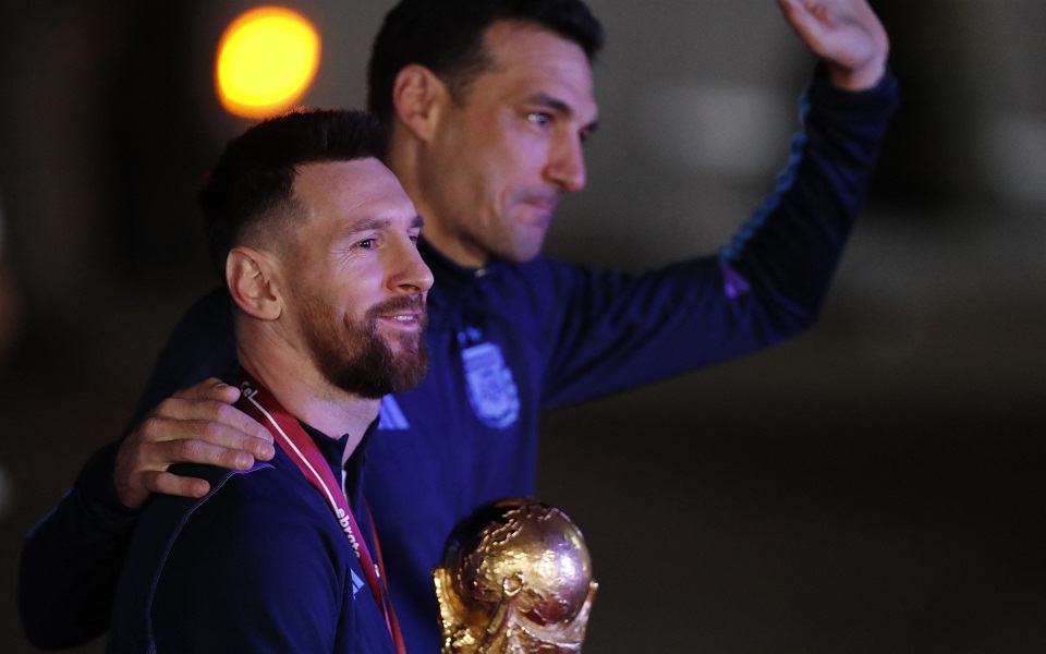 Μουντιάλ 2022: Στα χέρια του Μέσι, το Παγκόσμιο Κύπελλο έφτασε στο Μπουένος Άιρες-2