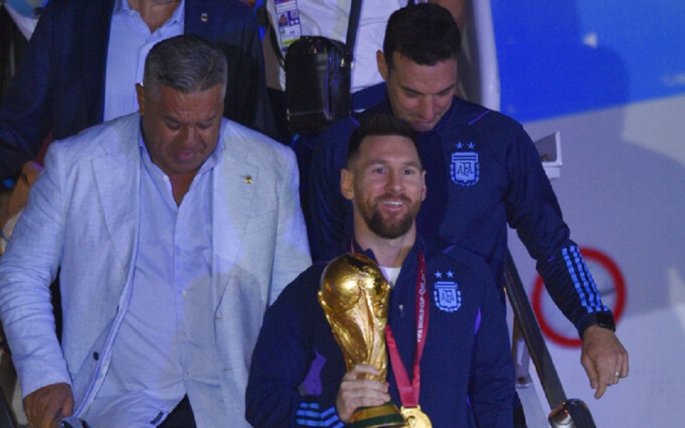 Μουντιάλ 2022: Στα χέρια του Μέσι, το Παγκόσμιο Κύπελλο έφτασε στο Μπουένος Άιρες-1