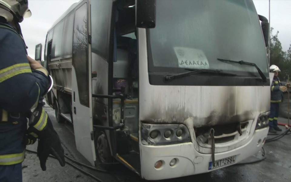 φωτιά-σε-λεωφορείο-που-μετέφερε-παιδι-562172212