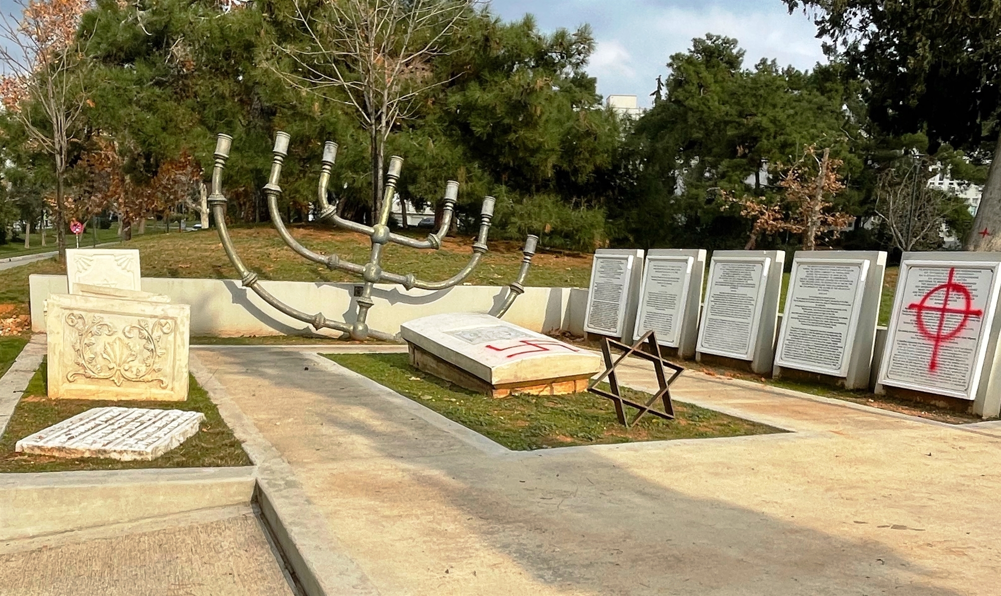 βάρβαρη-βεβήλωση-εβραϊκού-μνημείου-562207531