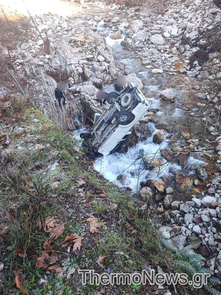 Αγρίνιο: Δύο τραυματίες έπειτα από πτώση οχήματος σε ποτάμι (εικόνες)-1